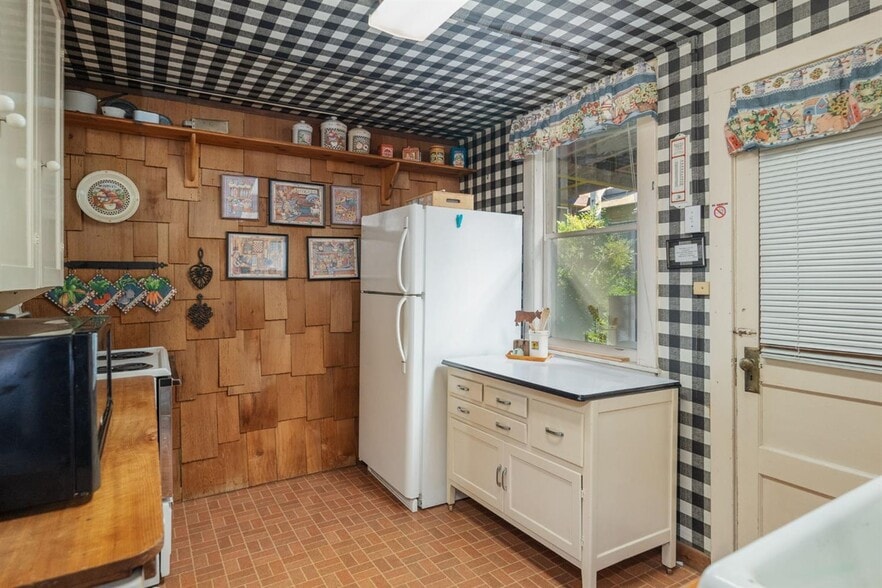 More Photos Of 306 W St Charles St, San Andreas Hotel For Sale