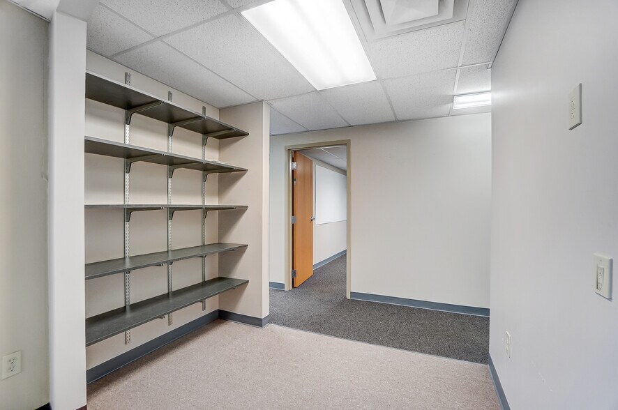 More Photos Of 3925-3927 Brotherton Rd, Cincinnati Office For Sale