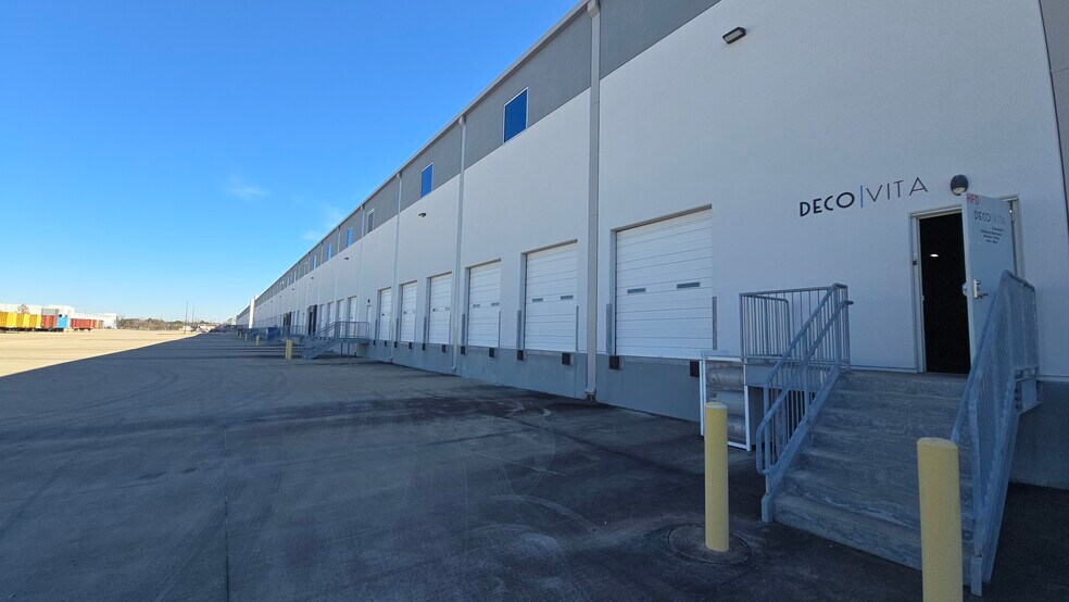 More Photos Of 5870 W Fuqua St, Houston Distribution For Lease