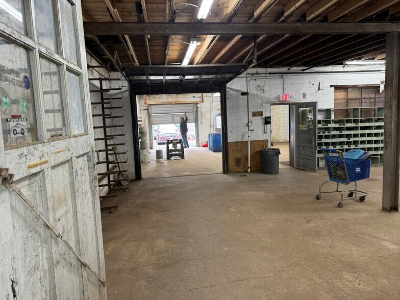 More Photos Of 1590 Coutant Ave, Lakewood Office For Lease