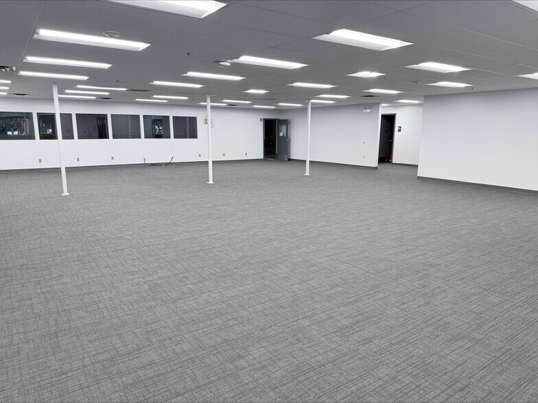 More Photos Of 385 Fenton Ln, West Chicago Manufacturing For Lease