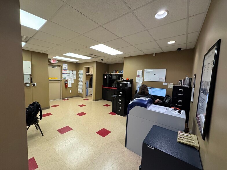 More Photos Of 348 S Calderwood St, Alcoa Freestanding For Sale