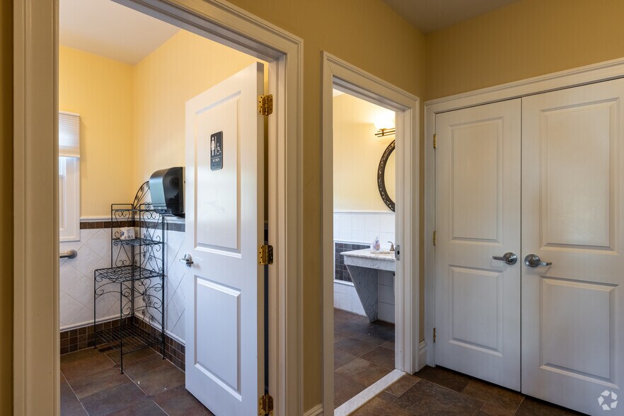 More Photos Of 107 Tindall Rd, Middletown Office For Lease