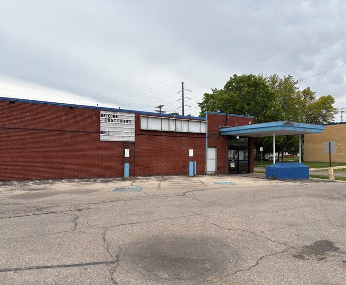 More Photos Of 1006 Woodward Ave, Beloit Freestanding For Lease