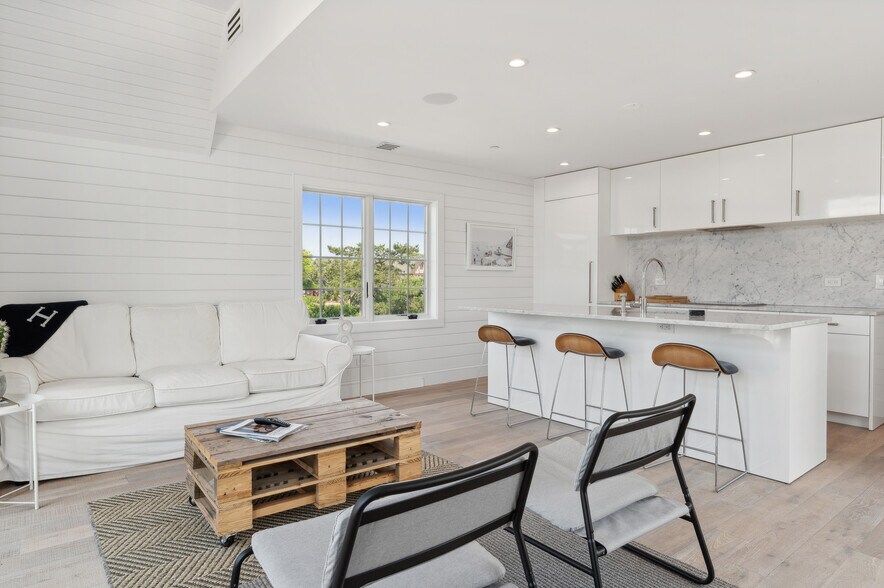 More Photos Of 45 S Euclid Ave, Montauk Storefront Retail Residential For Lease