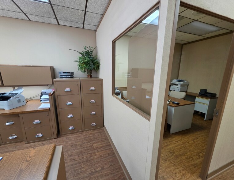 More Photos Of 204 S Washington St, Mc Leansboro Office For Sale