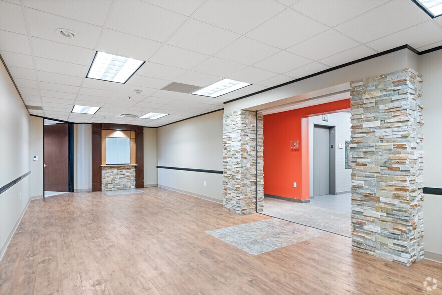 More Photos Of 2000 Crawford St, Houston Office For Sale