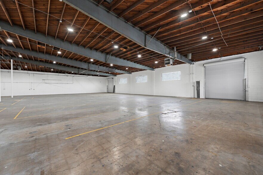 More Photos Of 2907 S Oak St, Santa Ana Warehouse For Lease