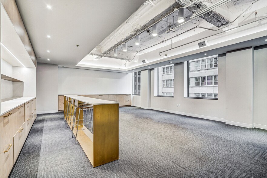 More Photos Of 215 Rue Saint-Jacques, Montréal Office For Lease