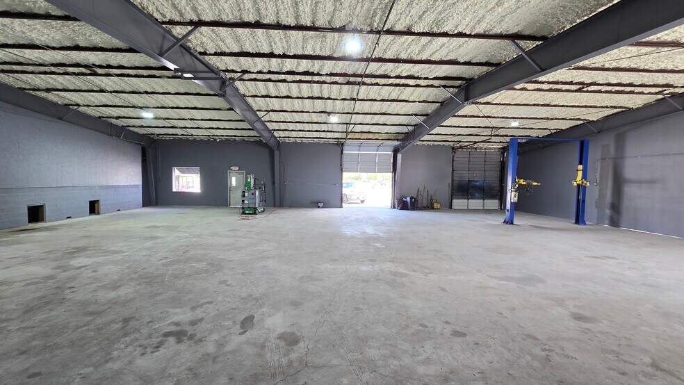 More Photos Of 1801 Decker Dr, Baytown Light Distribution For Lease