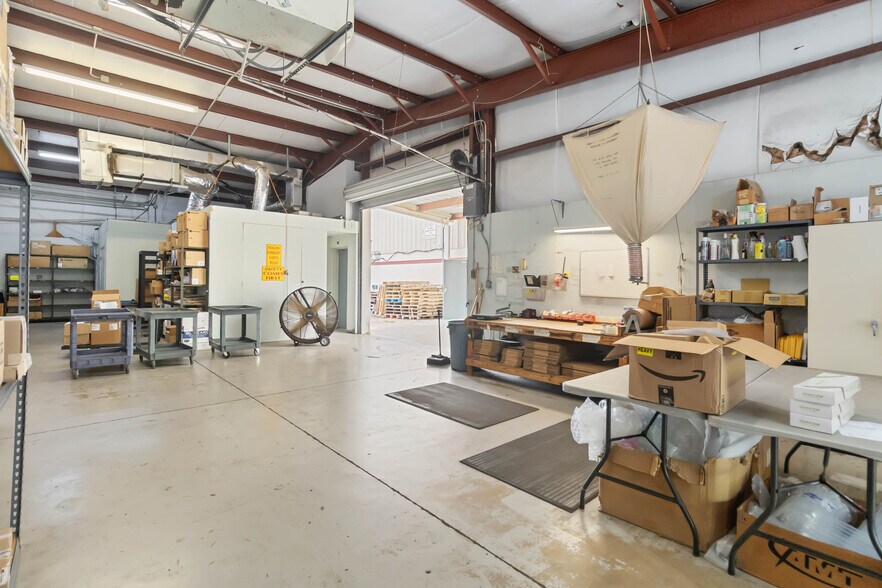 More Photos Of 1076 Florida Central Pky, Longwood Warehouse For Lease