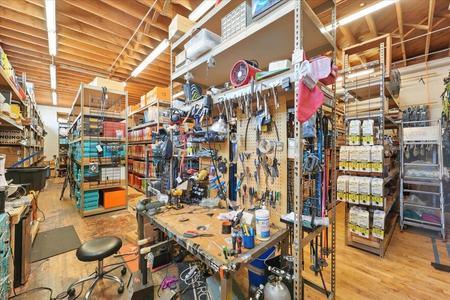 More Photos Of 2975 NE Sandy Blvd, Portland Storefront For Sale