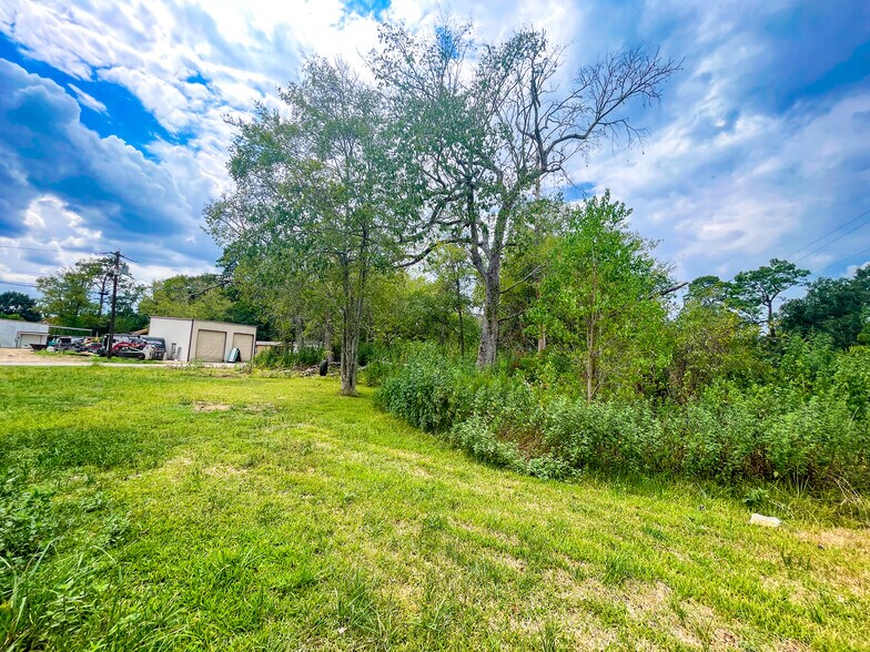 More Photos Of 2305 N Main St, Vidor Flex For Sale