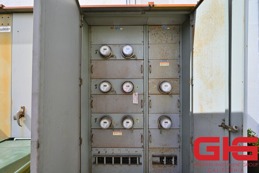 More Photos Of 88 N Hill Ave, Pasadena Storefront For Sale