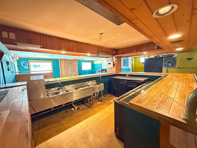 More Photos Of 86 Strongs Ave, Rutland Freestanding For Sale