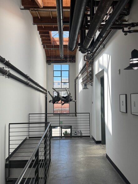 More Photos Of 1046 Princeton Dr, Venice Loft Creative Space For Sale