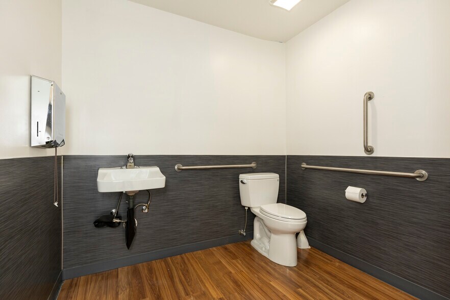 More Photos Of 11730 15th Ave NE, Seattle Freestanding For Lease