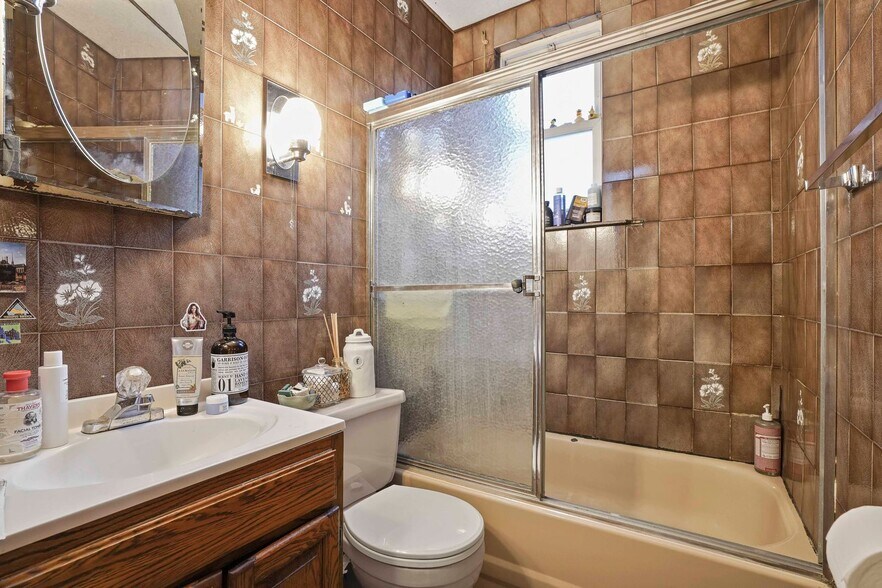 More Photos Of 1920 Palmetto St, Ridgewood Dormitory For Sale