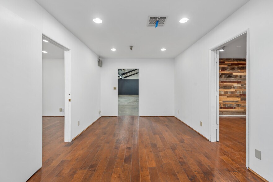 More Photos Of 713 N Victory Blvd, Burbank Warehouse For Lease