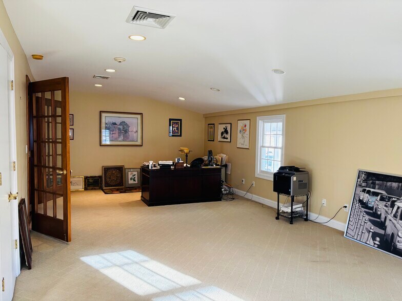 More Photos Of 1345 Old Northern Blvd, Roslyn Storefront Retail Office For Lease