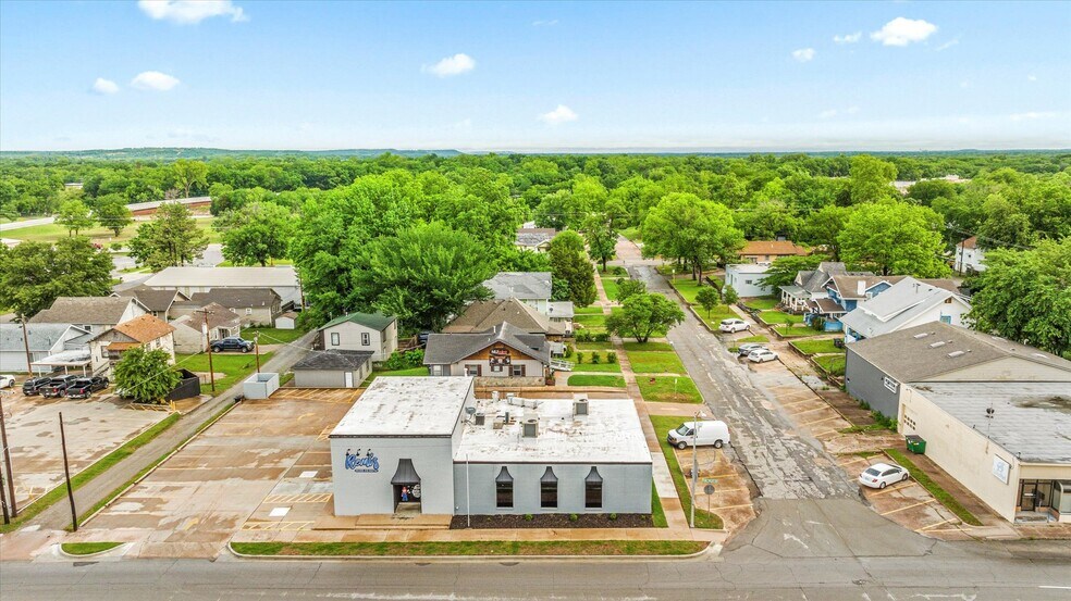 More Photos Of 622 SE Frank Phillips Blvd, Bartlesville General Retail For Sale