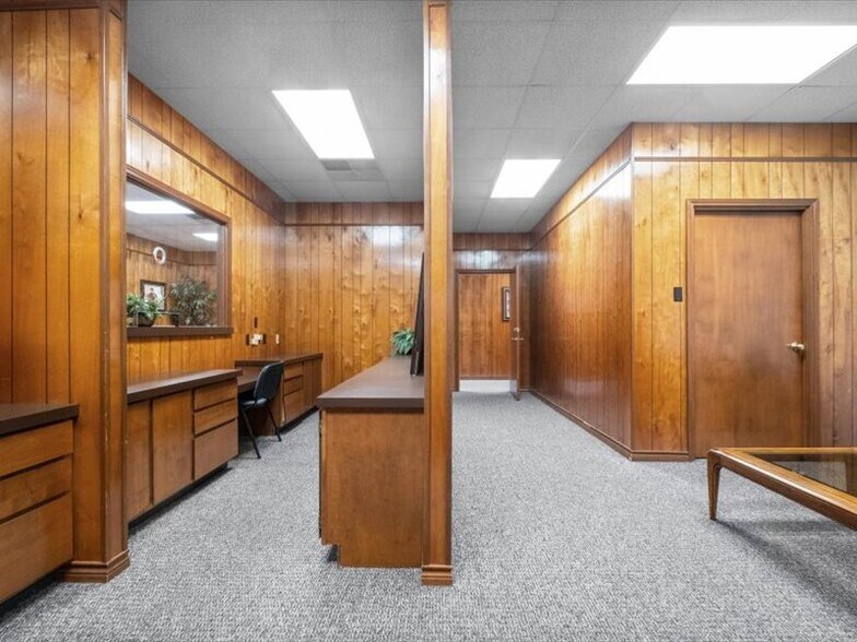 More Photos Of 1000 N Church St, Palestine Medical For Sale