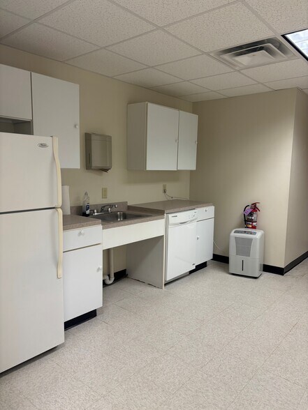 More Photos Of 16 Northbrook Dr, Falmouth Medical For Lease