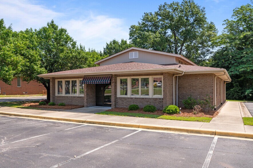 Primary Photo Of 2503 N Queen St, Kinston Medical For Sale