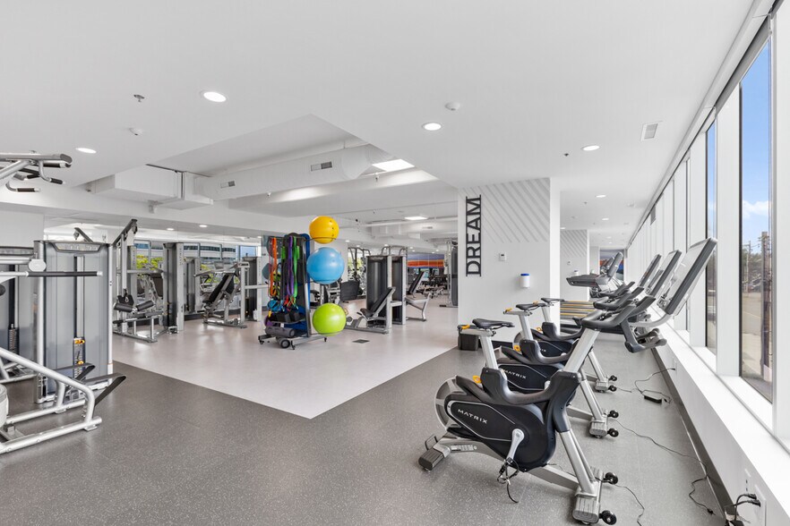 More Photos Of 1700 Dickson Av, Kelowna Office For Lease