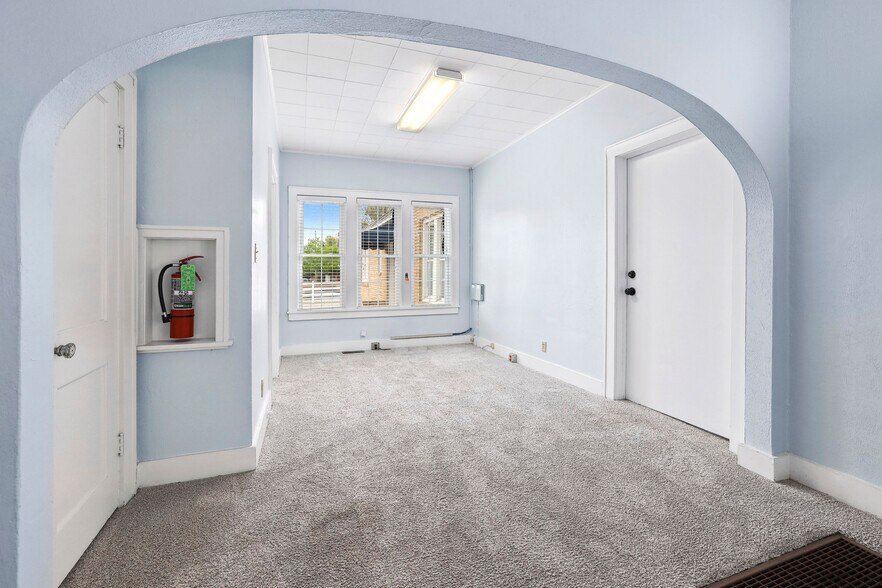 More Photos Of 355 N College Ave, Fayetteville Office Residential For Lease