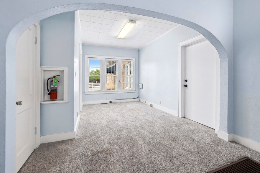 More Photos Of 355 N College Ave, Fayetteville Office Residential For Lease