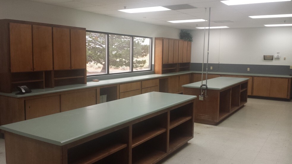 More Photos Of 5 Airpark Vista Blvd, Dayton Manufacturing For Lease