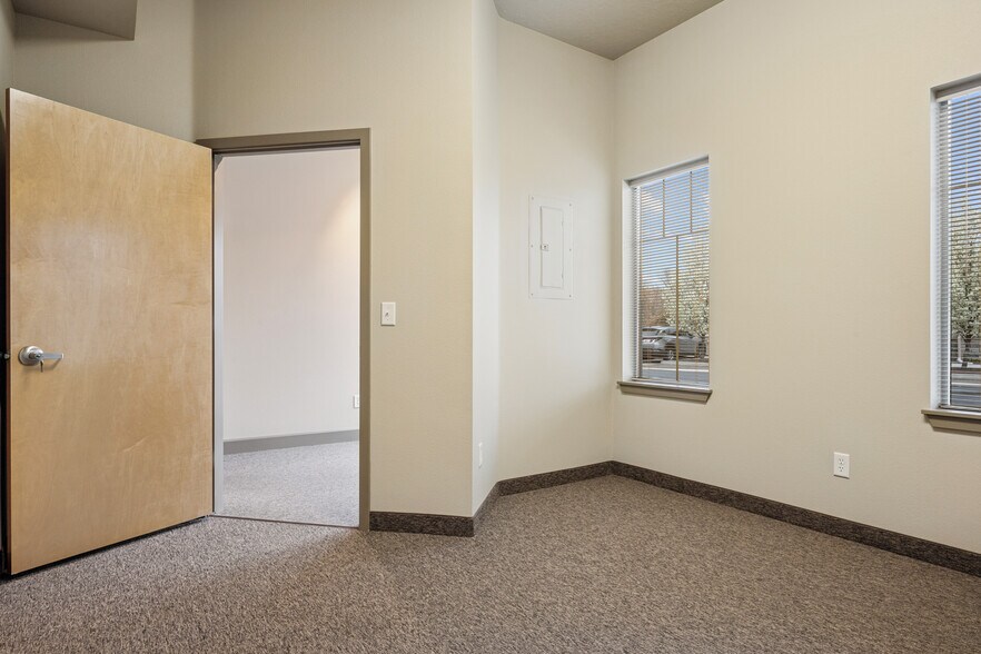 More Photos Of 1093 E Iron Eagle Dr, Eagle Medical For Lease