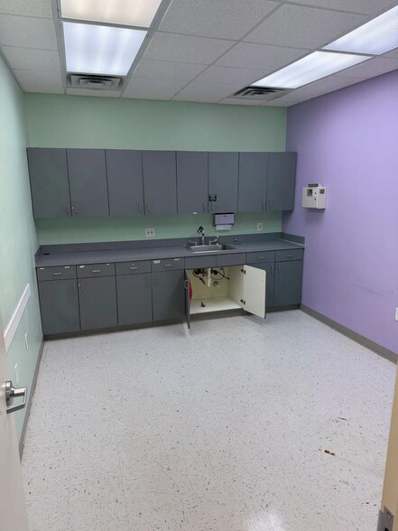 More Photos Of 13900 Quailbrook Dr, Oklahoma City Medical For Lease