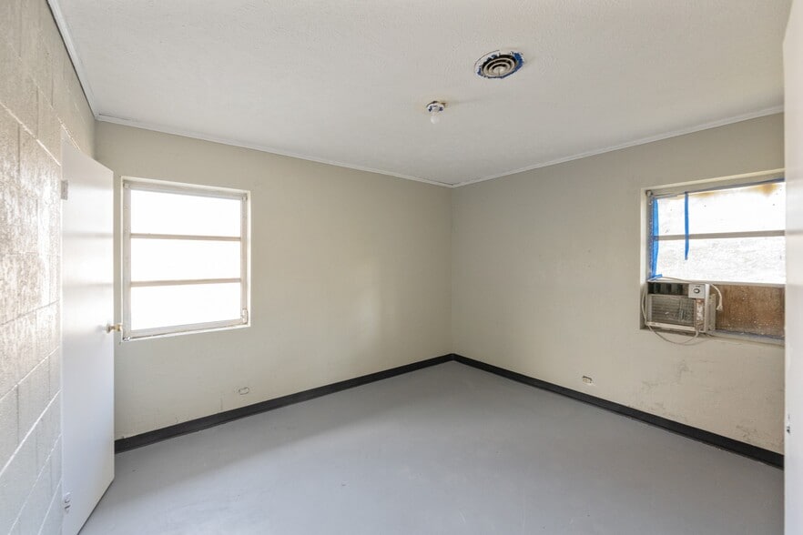 More Photos Of 105 Kentucky Ave S, Parsons Light Distribution For Sale