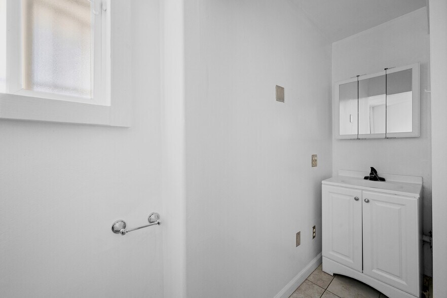 More Photos Of 7798 Foothill Blvd, Tujunga Freestanding For Sale