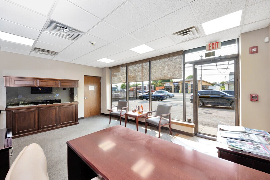 More Photos Of 245-249 W Montauk Hwy, Lindenhurst Office For Lease