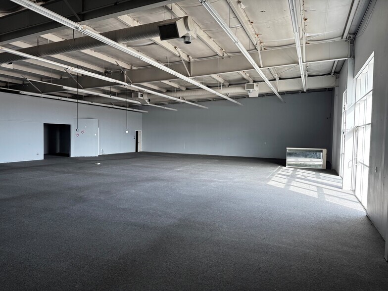 More Photos Of 12104 Blue Ridge Blvd, Grandview Freestanding For Lease