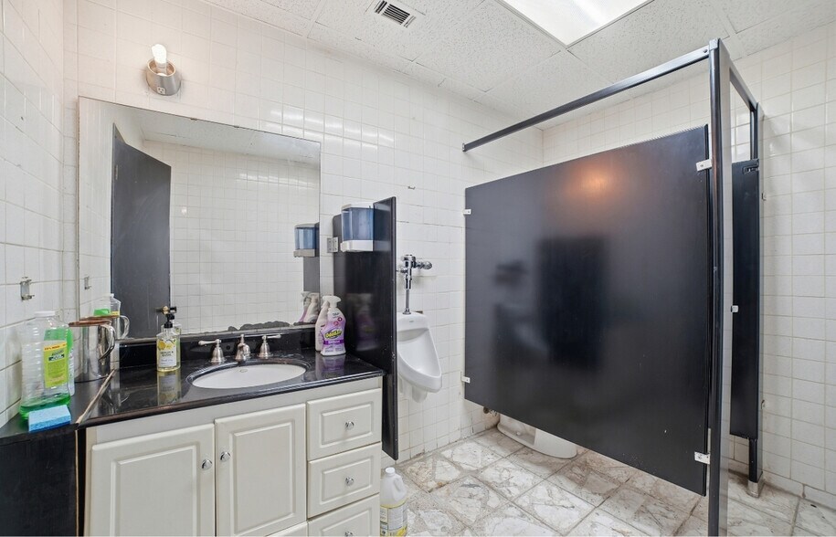 More Photos Of 2908 11th St, Dallas Office For Sale