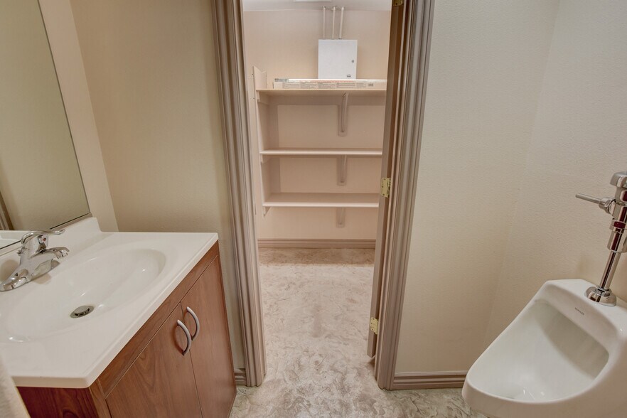 More Photos Of 6230 McLeod Dr, Las Vegas Medical For Lease