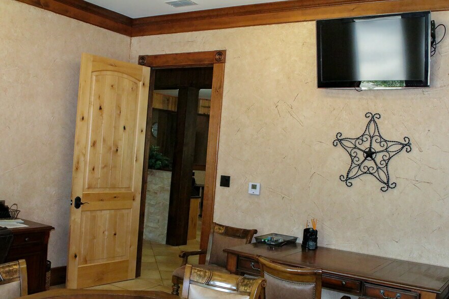 More Photos Of 404 Wynn Dr, Jacksonville Loft Creative Space For Sale