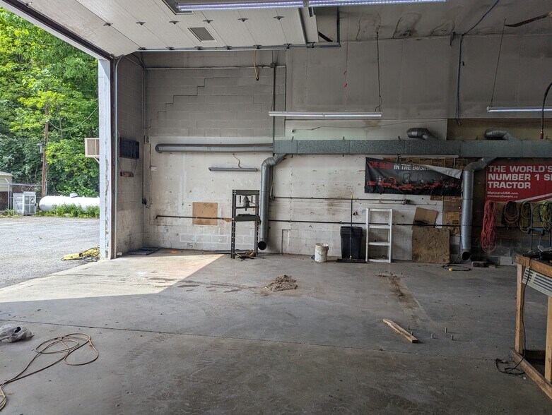 More Photos Of 14367 Lincoln Hwy, Everett General Retail For Sale