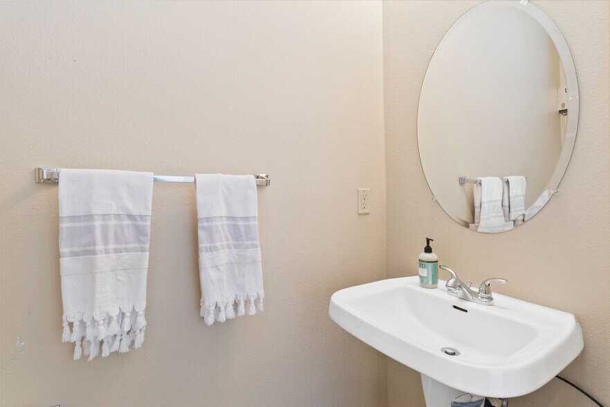 More Photos Of 3730 Avalon Park East Blvd, Orlando Office Residential For Sale