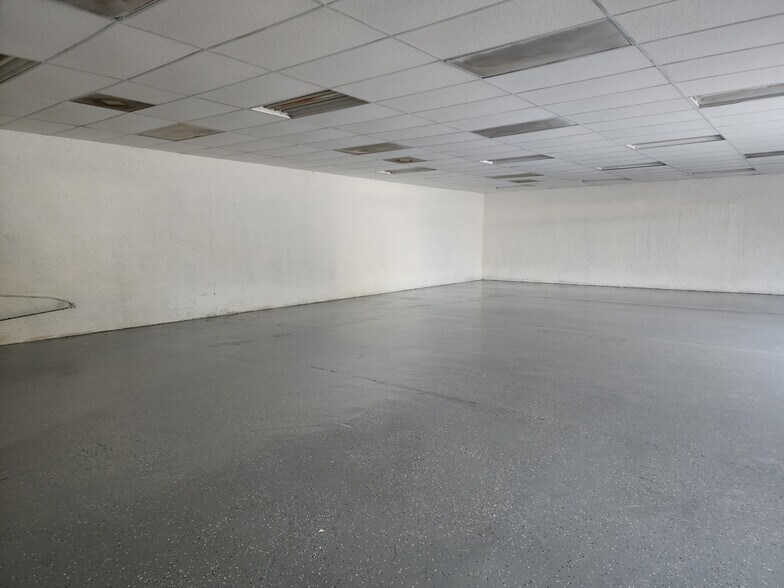 More Photos Of 284 S Center St, Pierson Auto Repair For Lease