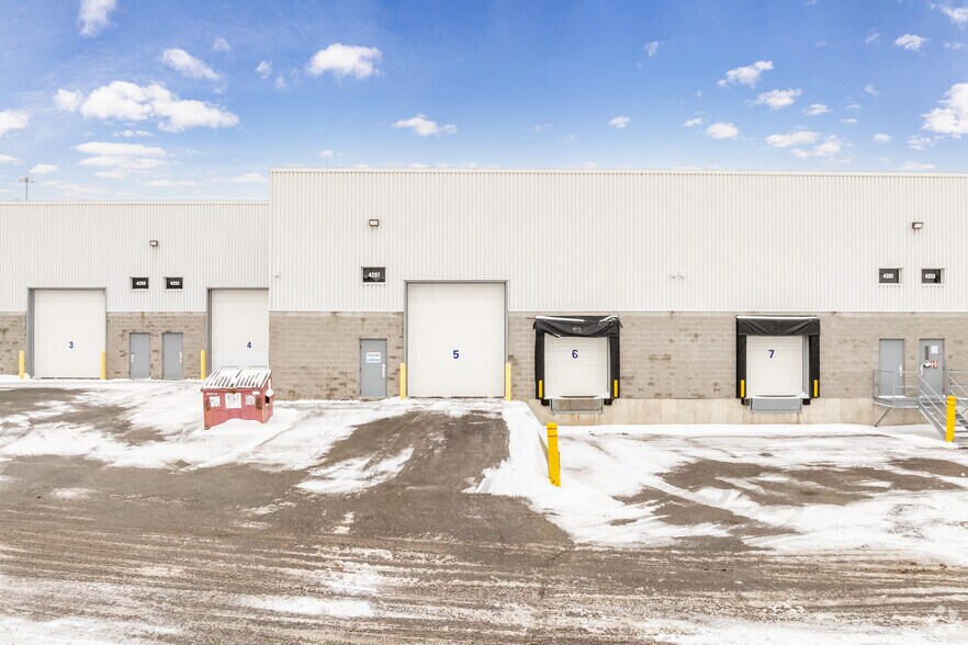 More Photos Of 4293-4345 Des Laurentides (A-15) E, Laval Industrial For Lease