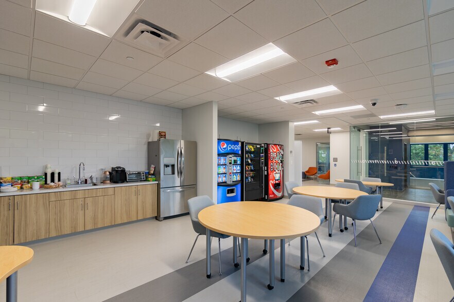 More Photos Of 727 Norristown Rd, Lower Gwynedd Research And Development For Lease