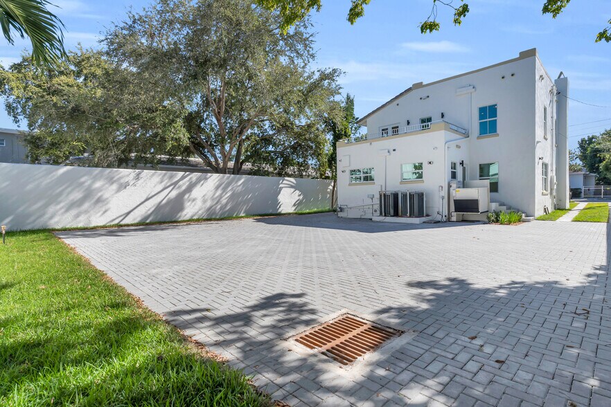 More Photos Of 563 NE 67th St, Miami Medical For Lease