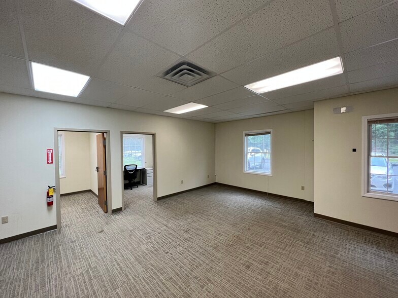 More Photos Of 200 Mountain Rd, Farmington Office For Lease