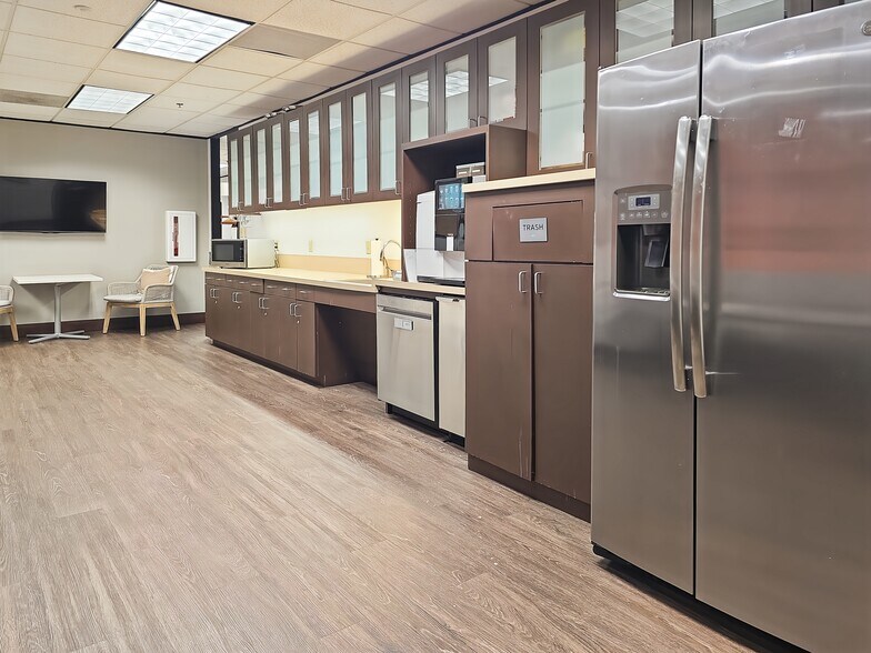 More Photos Of 15851 Dallas Pkwy, Addison Coworking Space