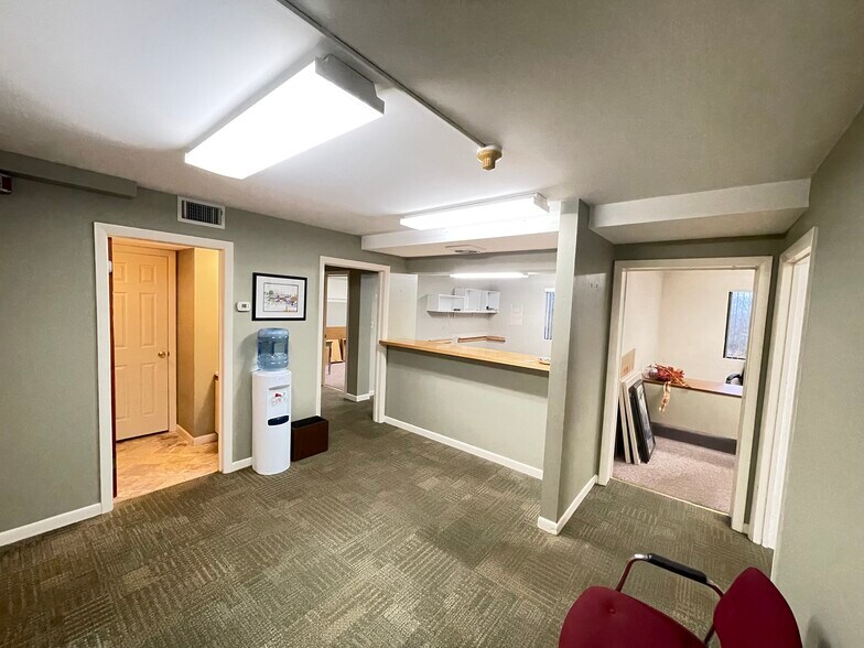 More Photos Of 567 Vauxhall St, Waterford Medical For Sale